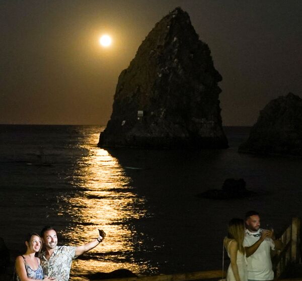 &quot;Голубая Луна&quot; над побережьем в Катании, Италия.По словам астрологов, полная луна взошла четвертый раз за сезон, а значит ее влияние будет особенно сильным. - Sputnik Беларусь