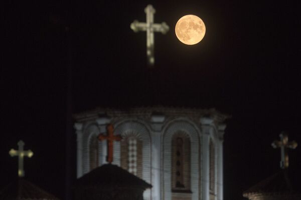 Улетающая Луна над церковью Святого Иоанна Крестителя в Скопье. - Sputnik Беларусь