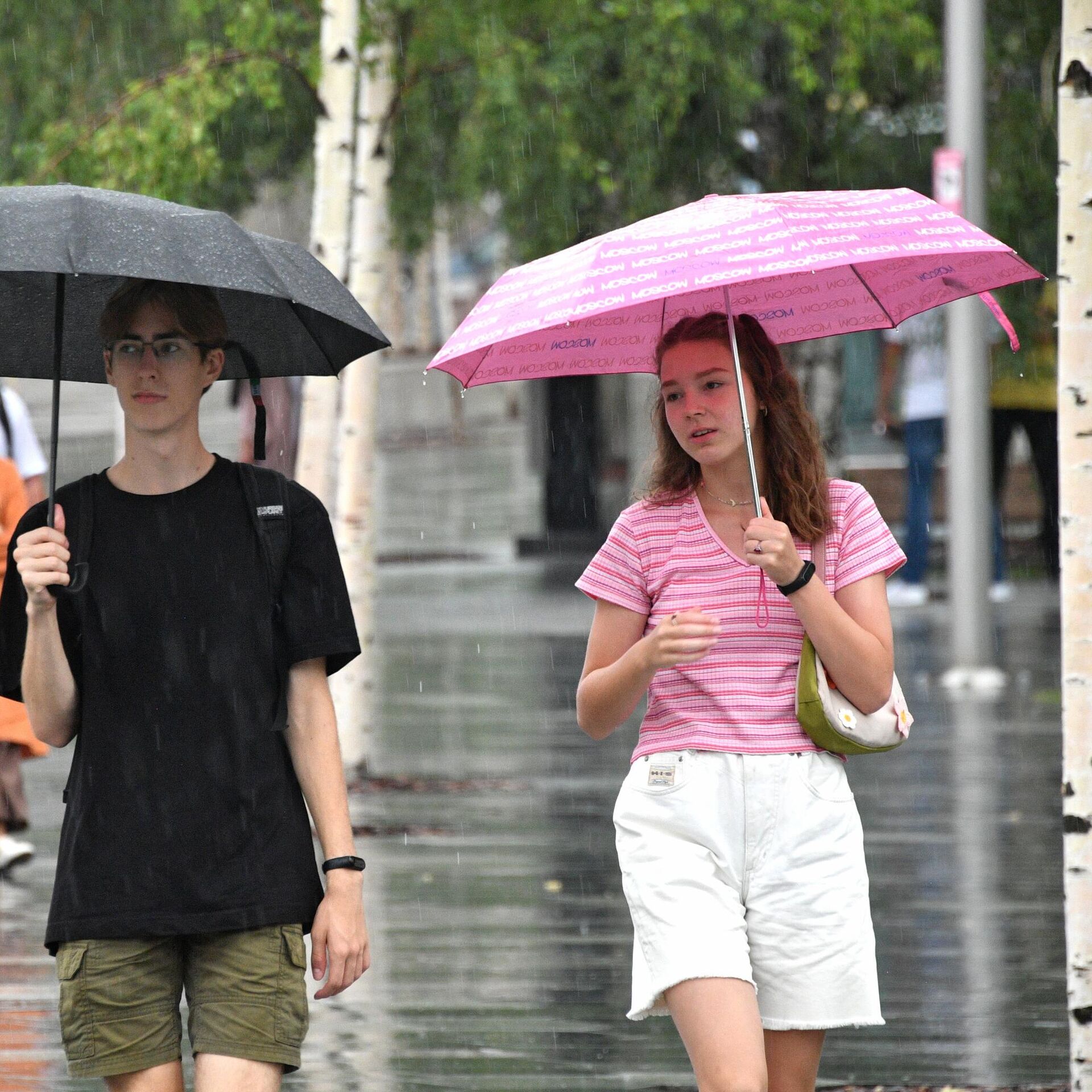 Забыли зонтик. Дождливое лето. Человек под дождем. Летний дождь фото. Улица с зонтами.