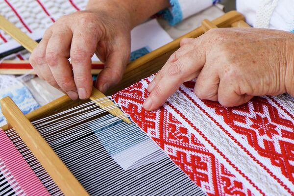 Беларускія майстры валодаюць рознымі тэхнікамі ткацтва, заснаванымі на народных традыцыях. - Sputnik Беларусь