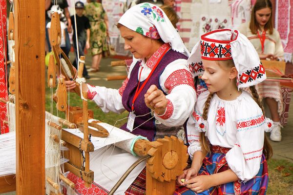 А таксама ўдасканаленне майстэрства народных умельцаў, захаванне лепшых рэгіянальных узораў ткацтва. - Sputnik Беларусь