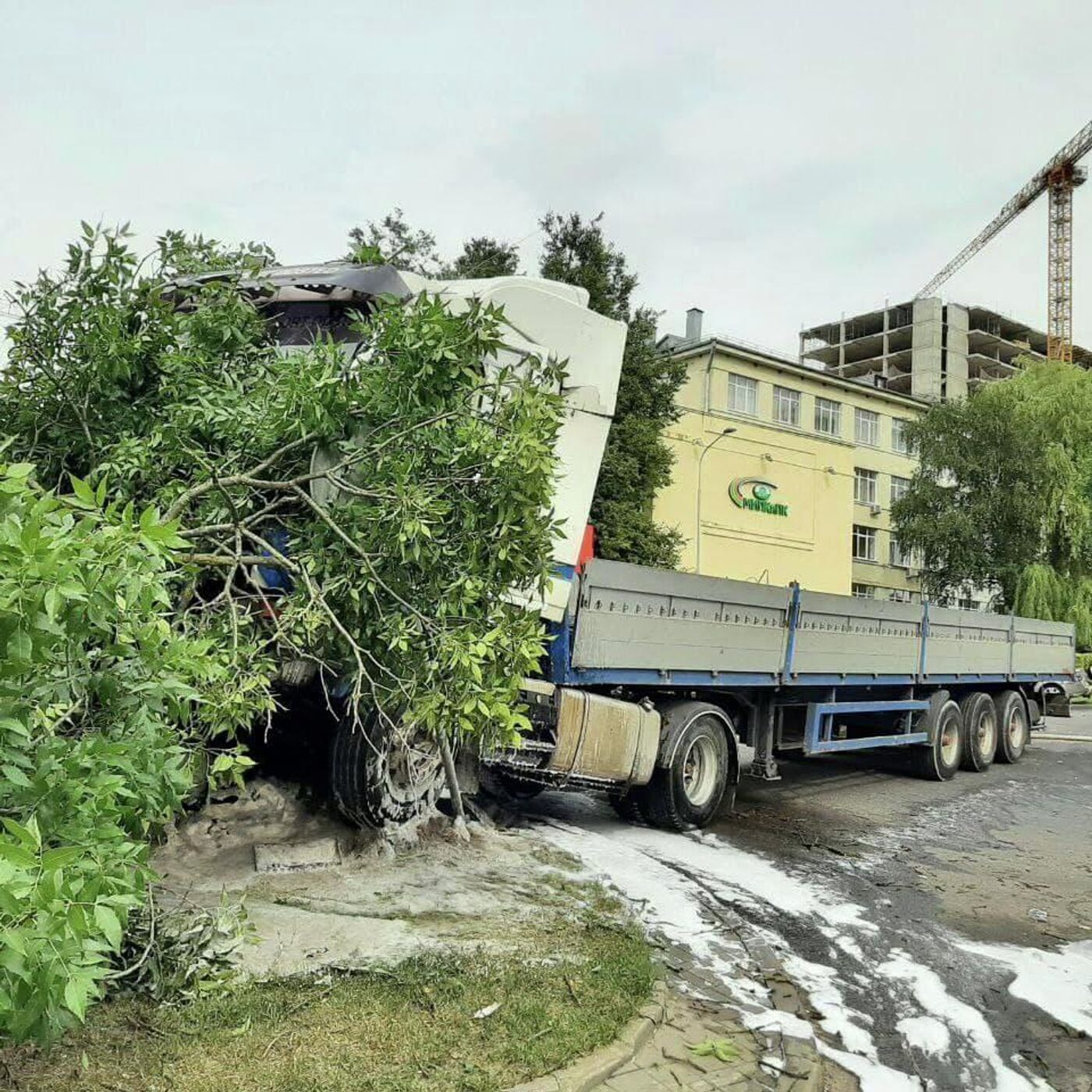 Покатившийся с горки грузовик протаранил 4 легковушки в Минске -  24.08.2021, Sputnik Беларусь