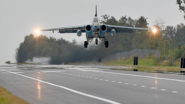 СУ-25 Грач совершает посадку на трассу - Sputnik Беларусь
