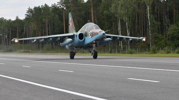 СУ-25 Грач совершает посадку на трассу - Sputnik Беларусь