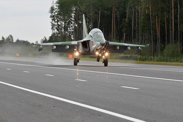 Посадка Як-130 на трассу М4 - Sputnik Беларусь