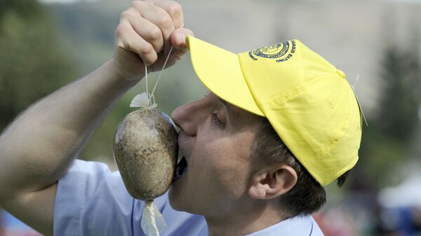 Мужчина во время соревнования по поеданию хаггиса в Шотландии  - Sputnik Беларусь