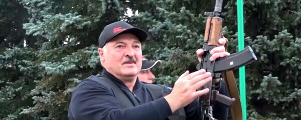 Александр Лукашенко возле Дворца Независимости в Минске, вооруженный автоматом Калашникова Александр Лукашенко возле Дворца Независимости в Минске, вооруженный автоматом Калашникова - Sputnik Беларусь