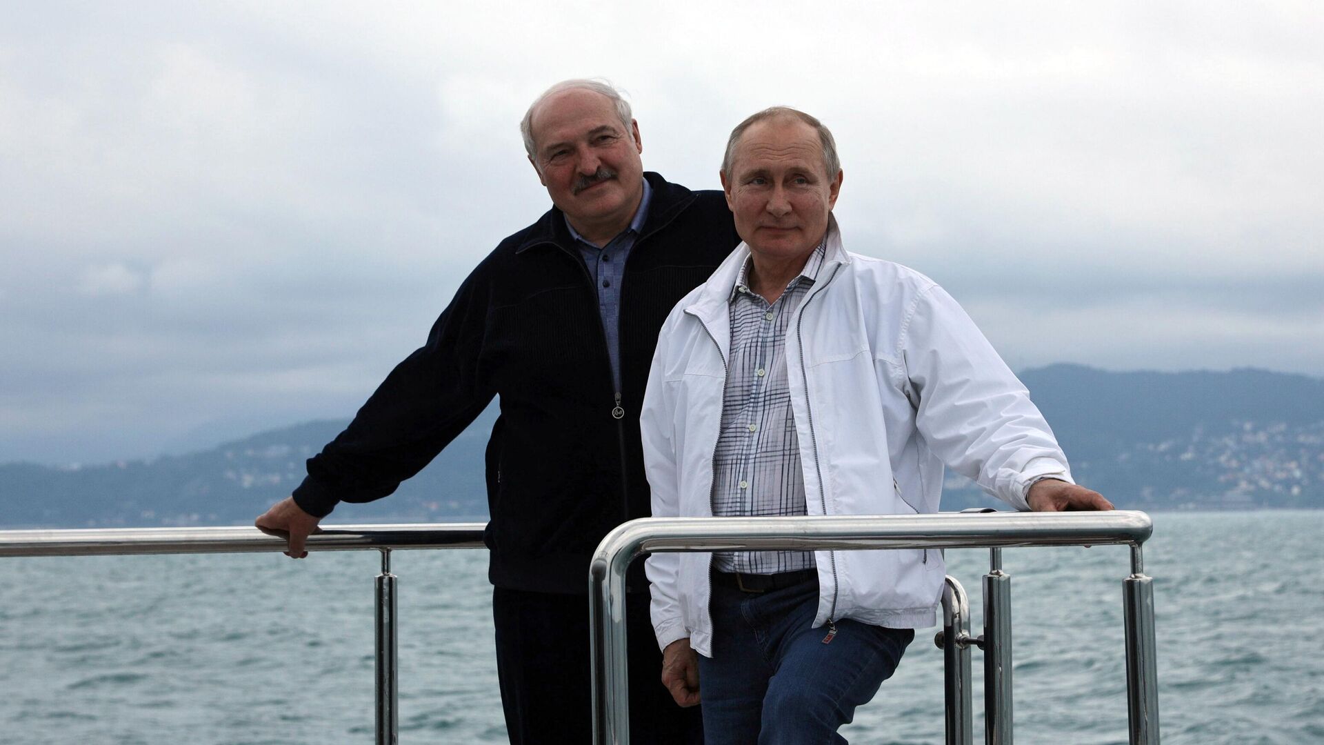 Президент РФ В. Путин и президент Беларуси А. Лукашенко совершили морскую прогулку - Sputnik Беларусь, 1920, 01.12.2021