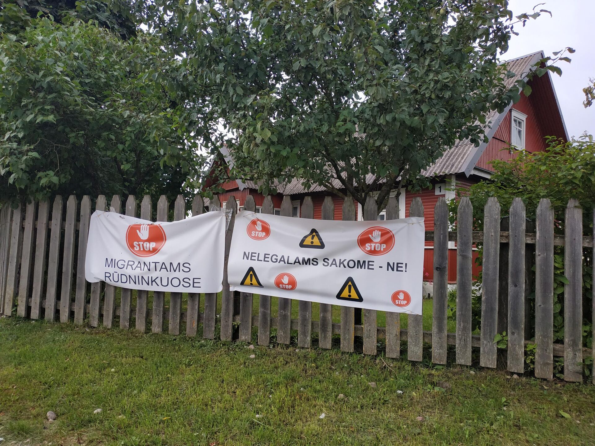 Плакаты на заборе в деревне Руднинкай в Шальчининкайском районе Литвы - Sputnik Беларусь, 1920, 27.08.2021