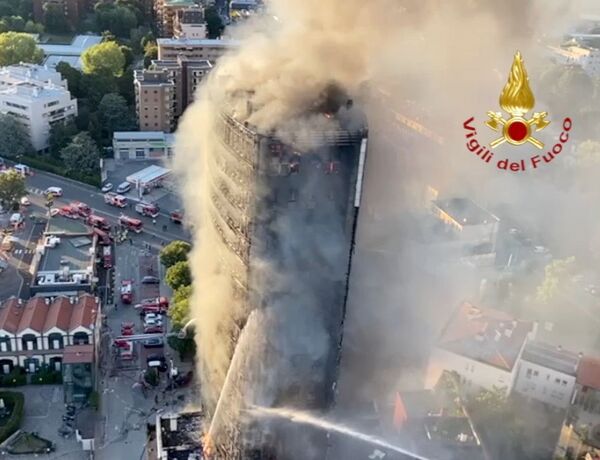 Пожар мгновенно охватил 60-метровое здание. - Sputnik Беларусь