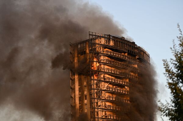 В результате пожара никто не пострадал, несмотря на то, что фасад здания полностью был охвачен огнем. - Sputnik Беларусь