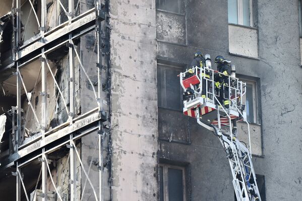 Несмотря на то, что дом пострадал в значительной степени, огнем полностью уничтожен фасад, пожарные заверяют, что угрозы обвала постройки нет. - Sputnik Беларусь