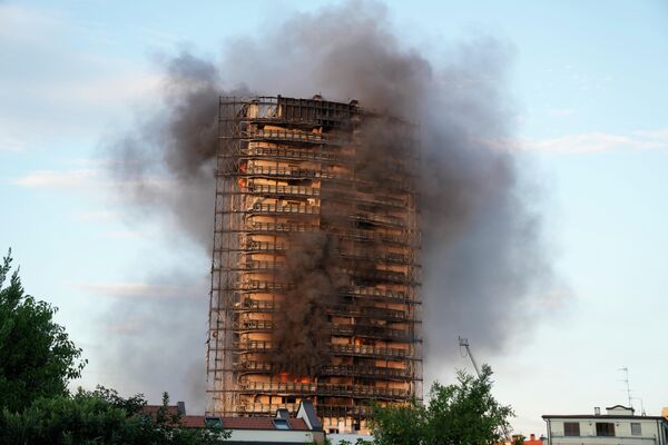 В минувшее воскресенье итальянские пожарные боролись с огнем, который быстро распространился по недавно отремонтированному 16-этажному жилому дому в Милане. - Sputnik Беларусь
