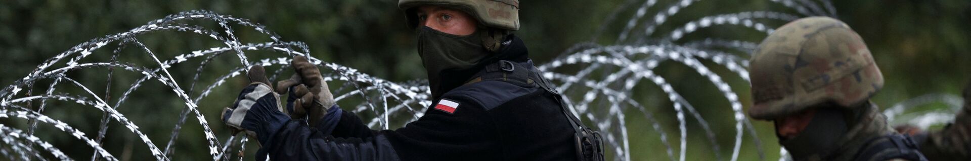Строительство забора из колючей проволоки на границе Польши с Белоруссией Строительство забора из колючей проволоки на границе Польши с Белоруссией - Sputnik Беларусь, 1920