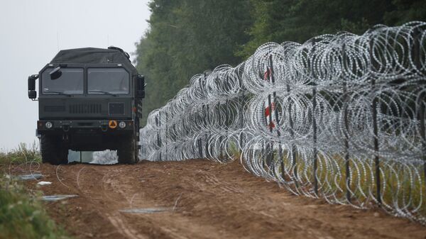Строительство забора из колючей проволоки на границе Польши с Белоруссией - Sputnik Беларусь