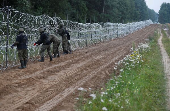 Как ранее заявляли в минобороны Польши, забор усложнит незаконный переход границы мигрантами и сделает границу более безопасной. - Sputnik Беларусь