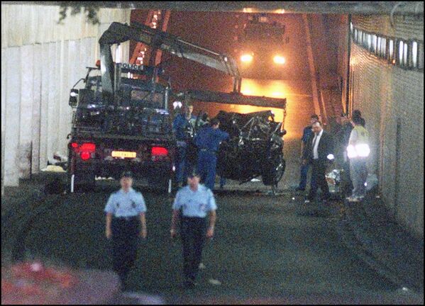 В ночь на 31 августа 1997 года Диана погибла в автокатастрофе в Париже. &quot;Мерседес&quot;, в котором она ехала с Доди аль-Файедом, врезался в стену подземного туннеля, пытаясь уйти от преследования папарацци. - Sputnik Беларусь