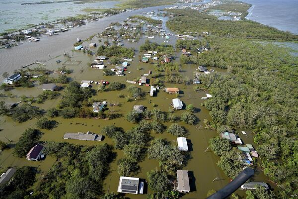 В Лафитте, штат Луизиана, ураган вызвал дождь и наводнение, затопившее дома. - Sputnik Беларусь