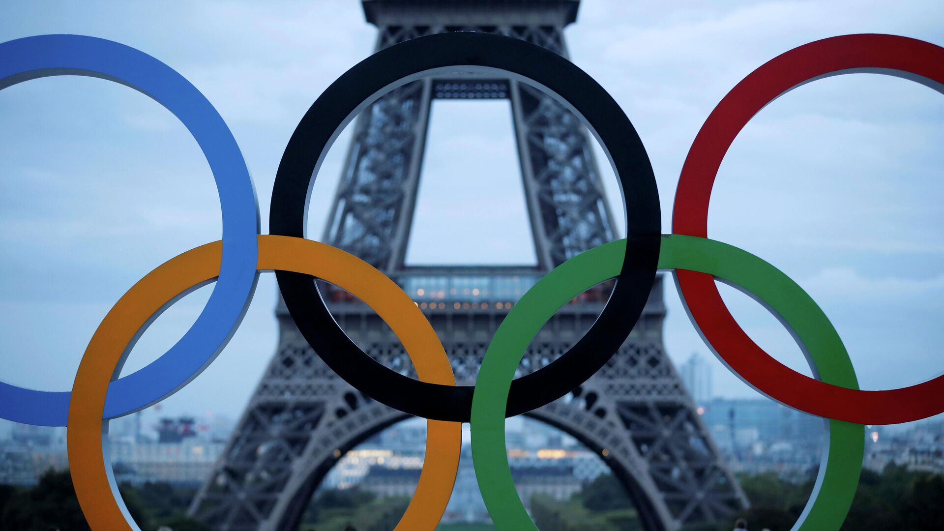 Олимпийские кольца на фоне Эйфелевой башни в Париже - Sputnik Беларусь, 1920, 03.09.2021