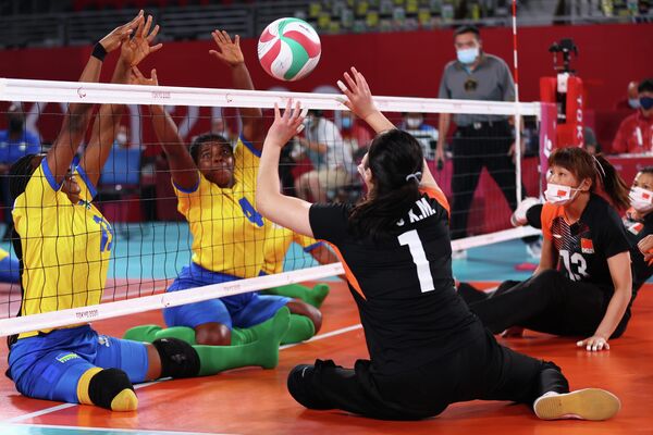 Волейбол сидя. Соревнуются женские команды Китая и Руанды. - Sputnik Беларусь