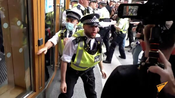 Полиция жестоко разогнала антипрививочников в Лондоне - видео - Sputnik Беларусь