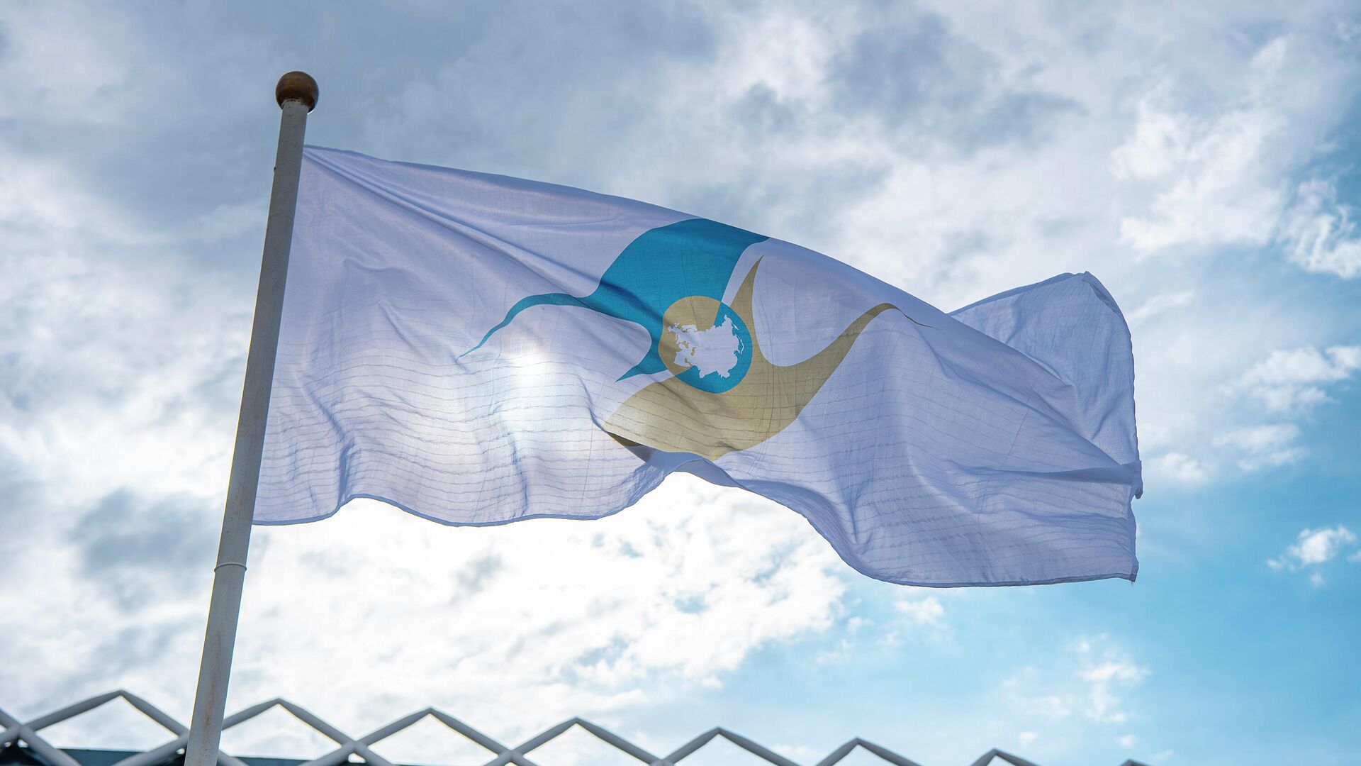 Флаг з сімволікай Еўразійскага эканамічнага саюза (ЕАЭС)
 - Sputnik Беларусь, 1920, 27.04.2022