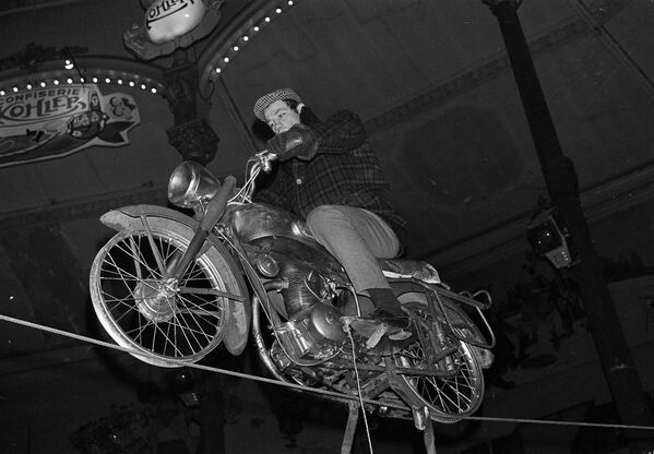 Кинокритики подсчитали: в своих фильмах он выполнил более 150 сложнейших трюков и каскадов, некоторые из которых даже придумал сам.На фото: Жан-Поль Бельмондо репетирует свой номер на мотоцикле с натянутым канатом в Цирке Медрано в Париже, 1963 год.  - Sputnik Беларусь