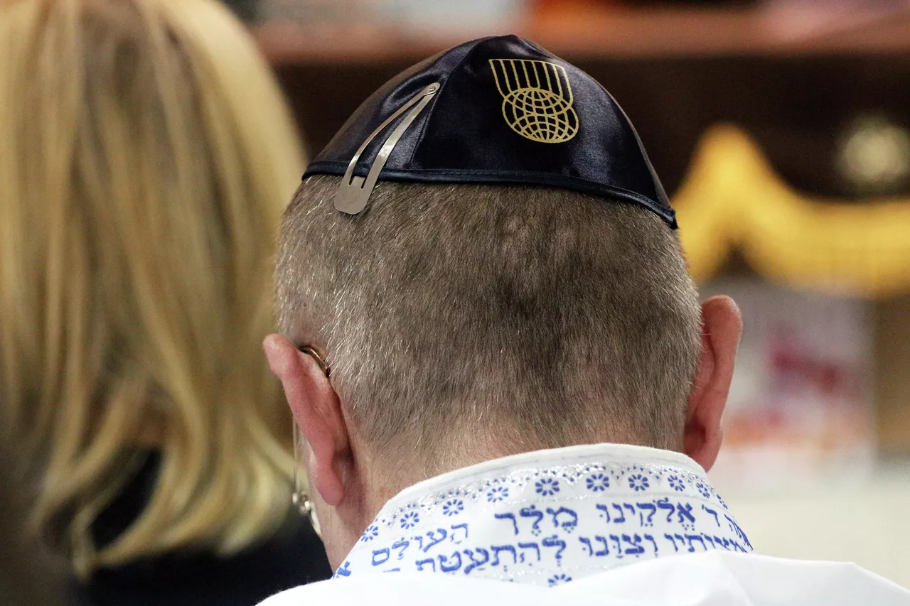 Иудеи молятся в синагоге