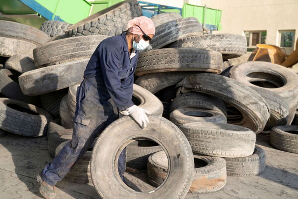 Компания EPSCO Global General Trading - завод по переработке шин в Кувейте - сейчас перевозит все шины в новое место в Аль-Салми, недалеко от границы с Саудовской Аравией, где уже начались работы по переработке. - Sputnik Беларусь