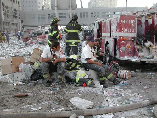 Пожарные Нью-Йорка во время ликвидации последствий терактов 11 сентября. - Sputnik Беларусь