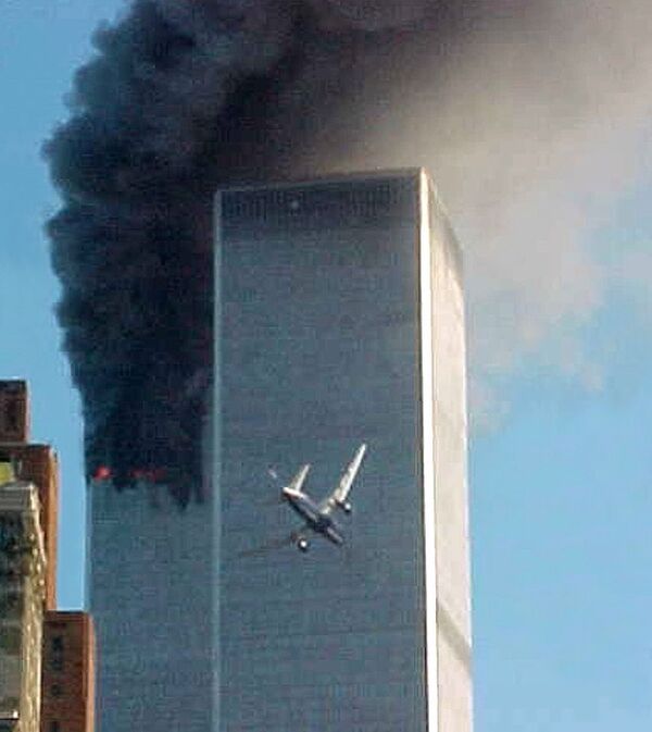 Первый самолет, захваченный смертниками, врезался в Северную башню World Trade Center в 08:46 утра. Второй - в Южную башню в 09:03. - Sputnik Беларусь