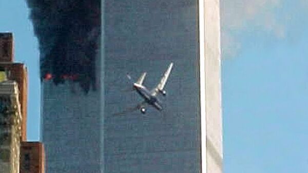 Момент столкновения самолета с одним из башен Всемирного торгового центра в Нью-Йорке   - Sputnik Беларусь
