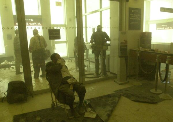Раненый мужчина ждет помощи в банке возле башен-близнецов. - Sputnik Беларусь