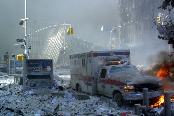 Скорая помощь горит после обрушения первой башни World Trade Center. - Sputnik Беларусь