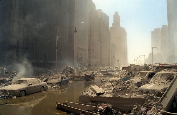 Обломки и пепел засыпали улицы Манхэттена.Когда самолеты таранили башни Всемирного торгового центра, в них находились примерно 17400 человек. - Sputnik Беларусь