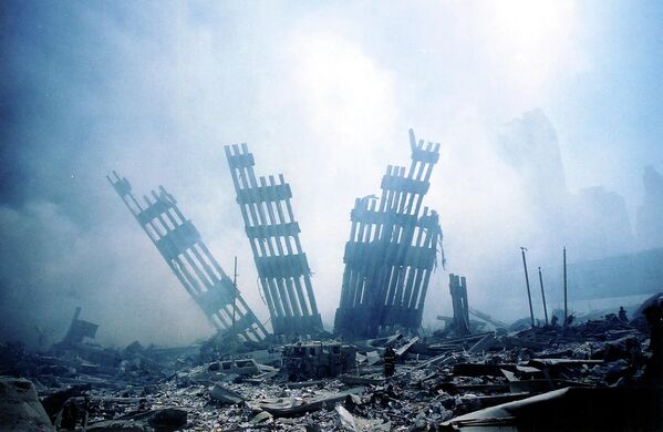 Обломки рухнувшей башни Всемирного торгового центра в Нью-Йорке.11 сентября Америка лишилась не просто архитектурной доминанты Нью-Йорка, а одного из самых известных символов своей свободы и американской мечты. - Sputnik Беларусь