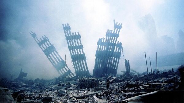 Обломки башен-близнецов Всемирного торгового центра тлеют после террористической атаки в нижнем Манхэттене - Sputnik Беларусь