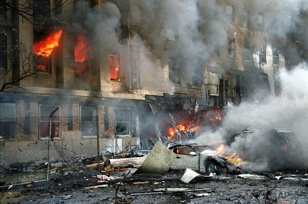 Пламя и дым в здании Пентагона, куда врезался третий самолет. В здании Пентагона погибли 125 человек. - Sputnik Беларусь
