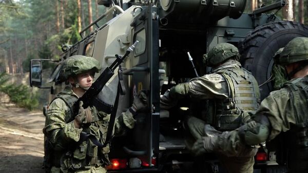 Десантники показали новую систему охраны военных объектов – видео - Sputnik Беларусь