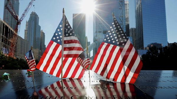Американские флаги на мемориале жертвам теракта 11 сентября в Нью-Йорке - Sputnik Беларусь