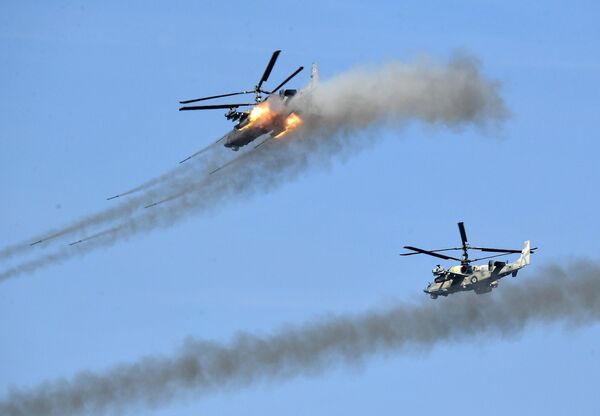 Ка-52 наносят удар неуправляемым ракетными снарядами по противнику. - Sputnik Беларусь
