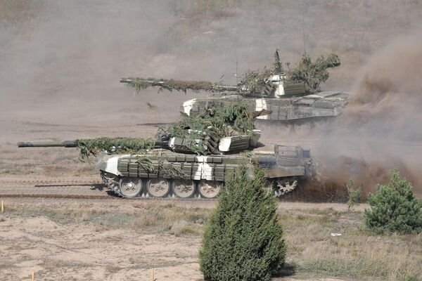 Танки Т-72Б3 перешли в контрнаступление на врага. - Sputnik Беларусь