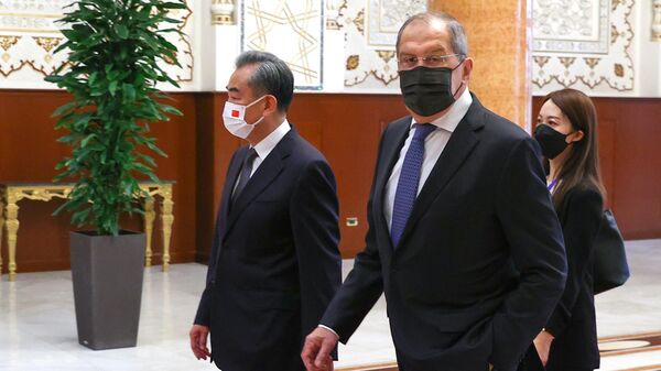 Министр иностранных дел РФ Сергей Лавров (в центре) и министр иностранных дел КНР Ван И - Sputnik Беларусь