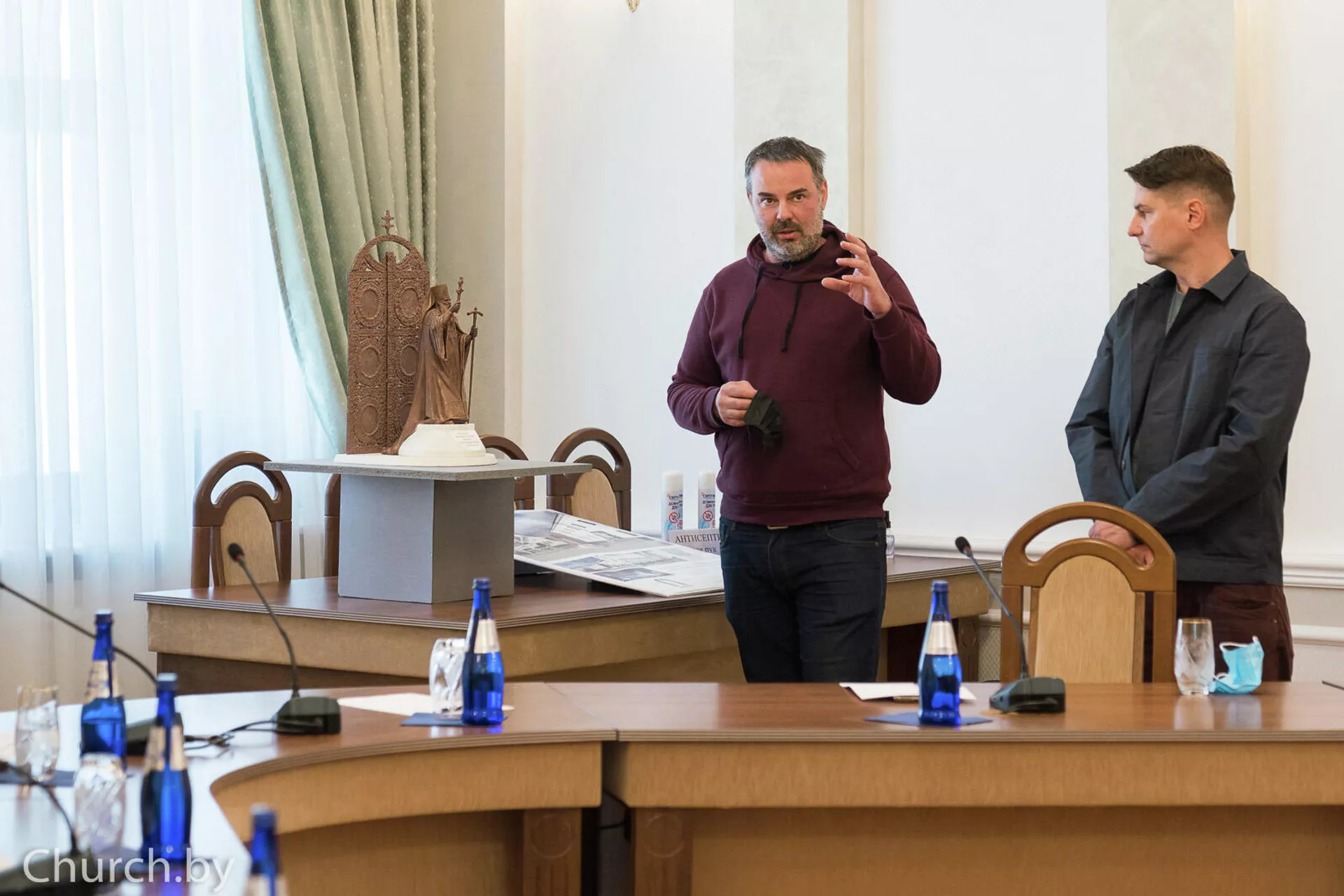 На эскизе памятника Владыка Филарет в архиерейском облачении стоит возле царских врат из кафедрального собора и крестом благословляет верующих На эскизе памятника Владыка Филарет в архиерейском облачении стоит возле царских врат из кафедрального собора и крестом благословляет верующих - Sputnik Беларусь, 1920, 16.09.2021