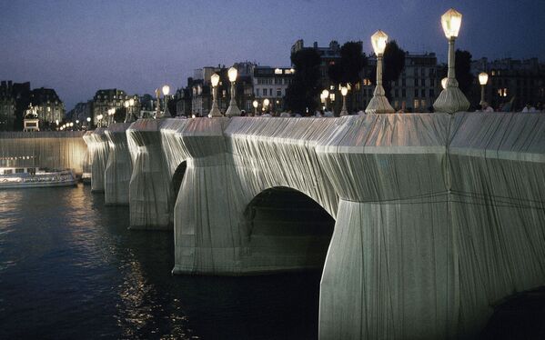 А 22 сентября 1985 года группа из 300 рабочих завершила временное произведение искусства &quot;Обернутый мост Пон-Нёф&quot;. Самый старый мост в Париже оставался открытым для автомобильного и пешеходного движения. - Sputnik Беларусь