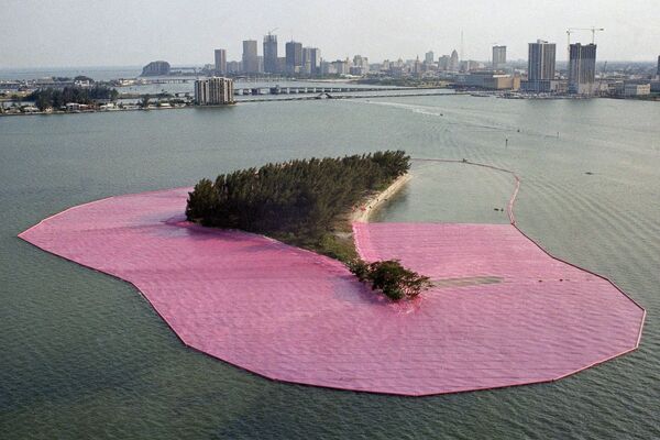 В 1983 году художники окружили одиннадцать островов в заливе Бискейн, Флорида, плавающей розовой полипропиленовой тканью. На его подготовку ушло почти три года. Наблюдать необычной красоты финальный проект можно было с дамб, земли, воды и воздуха. - Sputnik Беларусь