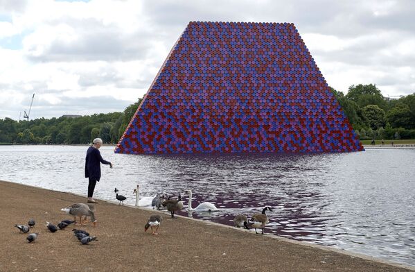 В 2018 году художник соорудил гигантскую скульптуру для лондонского Гайд-парка &quot;Плавающая пирамида&quot; - установка высотой 20 м состояла из более чем 7000 цветных горизонтально установленных бочек на плавучей платформе. - Sputnik Беларусь