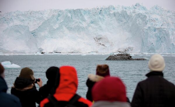Ледник Эки в заливе Диско в 70 км от городка Илулиссата в Гренландии привлекает огромное количество туристов. - Sputnik Беларусь