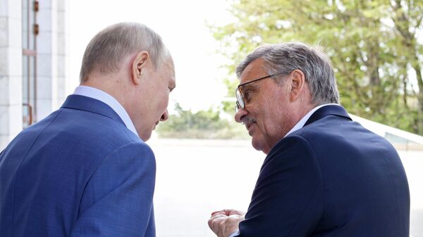 Президент РФ Владимир Путин и президент Международной федерации хоккея на льду (IIHF) Рене Фазель - Sputnik Беларусь