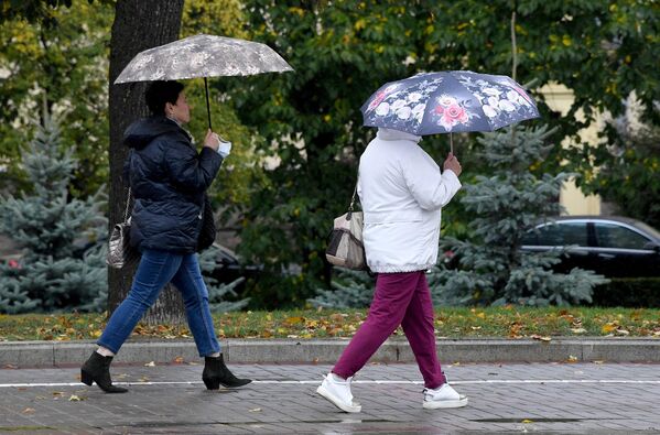 Прохожие под зонтом - Sputnik Беларусь